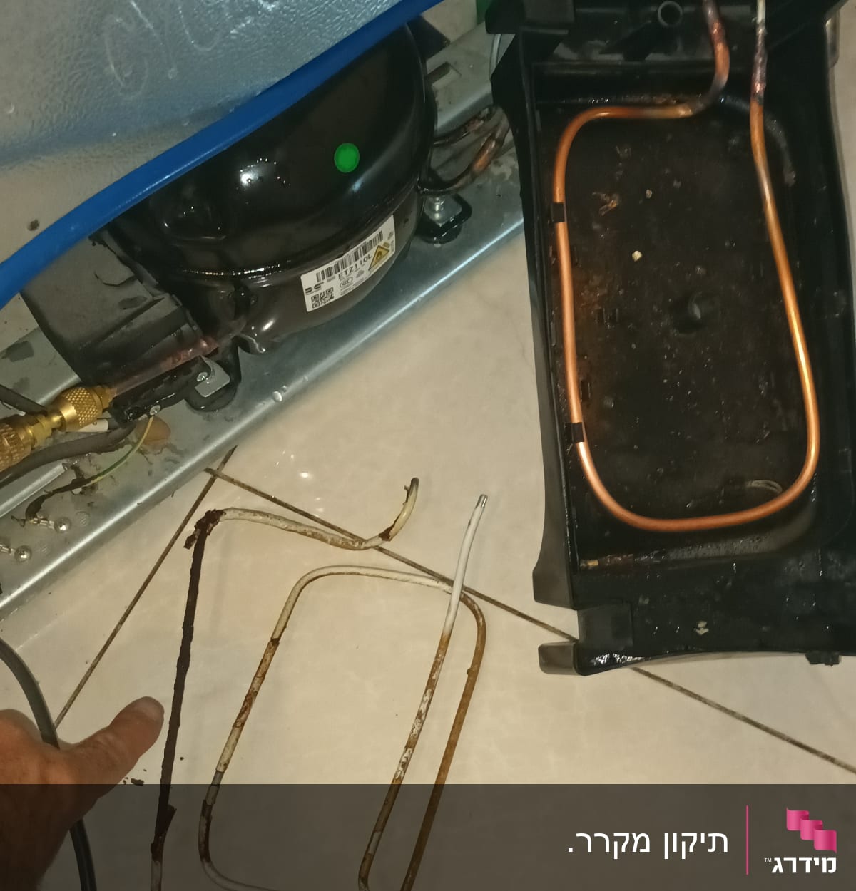 מדחס מקרר וצינורות נחושת על הרצפה